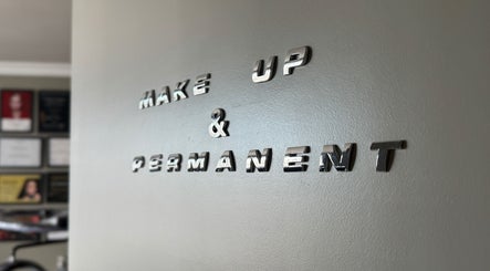 Glinsterende letters op muur bij Beauty by Kristina, Gistel, Vlaams Gewest, BE.