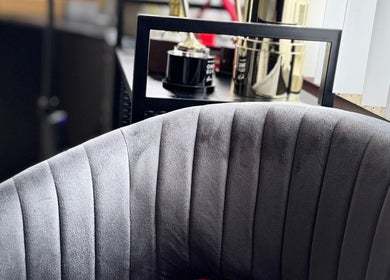 Stijlvolle grijze stoel bij Beauty by Kristina, Gistel, Vlaams Gewest, BE.