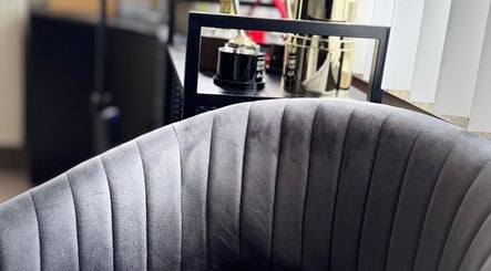 Stijlvolle grijze stoel bij Beauty by Kristina, Gistel, Vlaams Gewest, BE.