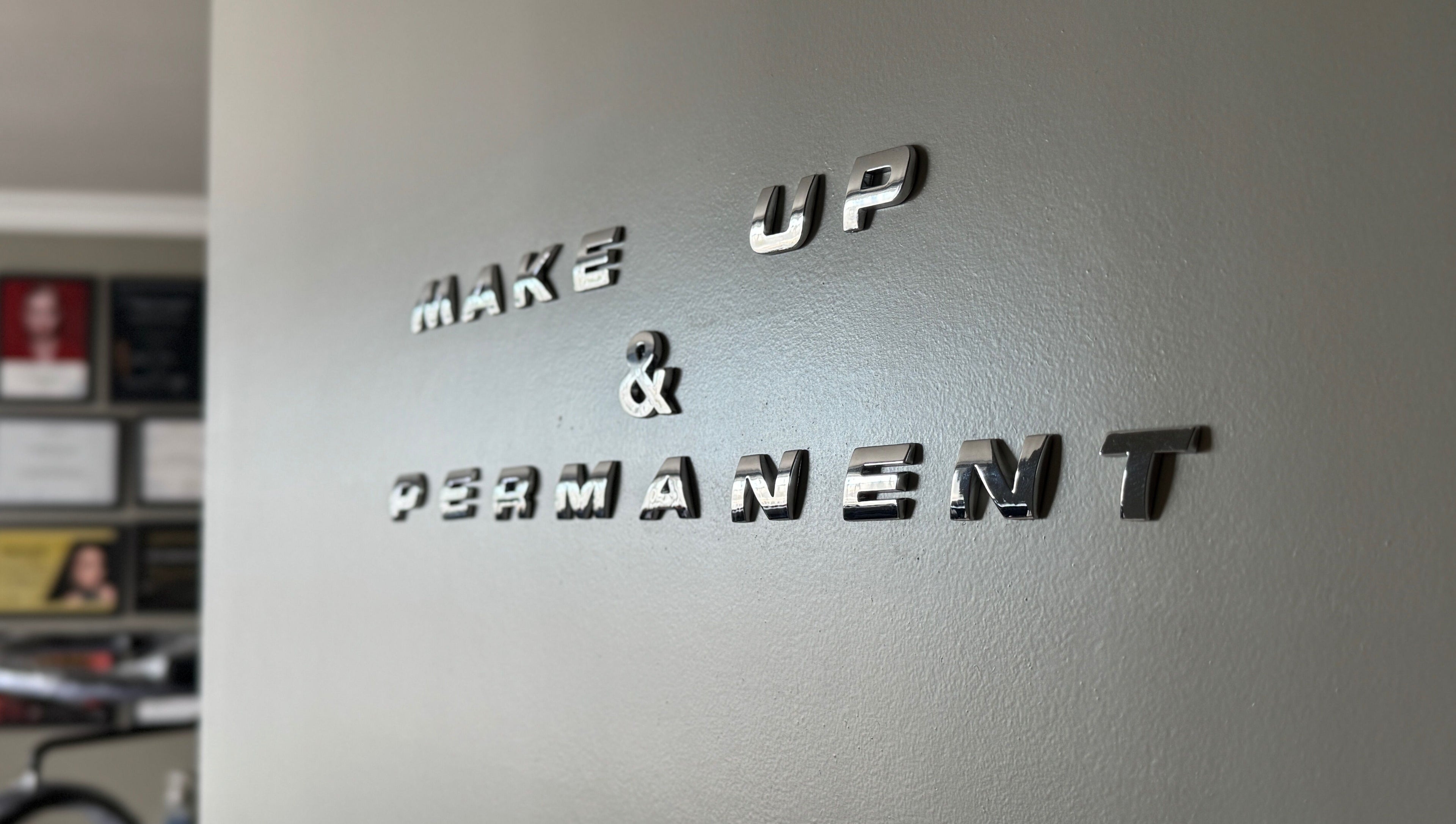 Glimmende woorden 'Make Up & Permanent' bij Beauty by Kristina, Gistel, Vlaams Gewest, BE