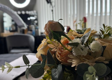 Verse bloemen in Beauty by Kristina, Gistel, Vlaams Gewest, BE met spiegel en stoel op achtergrond.