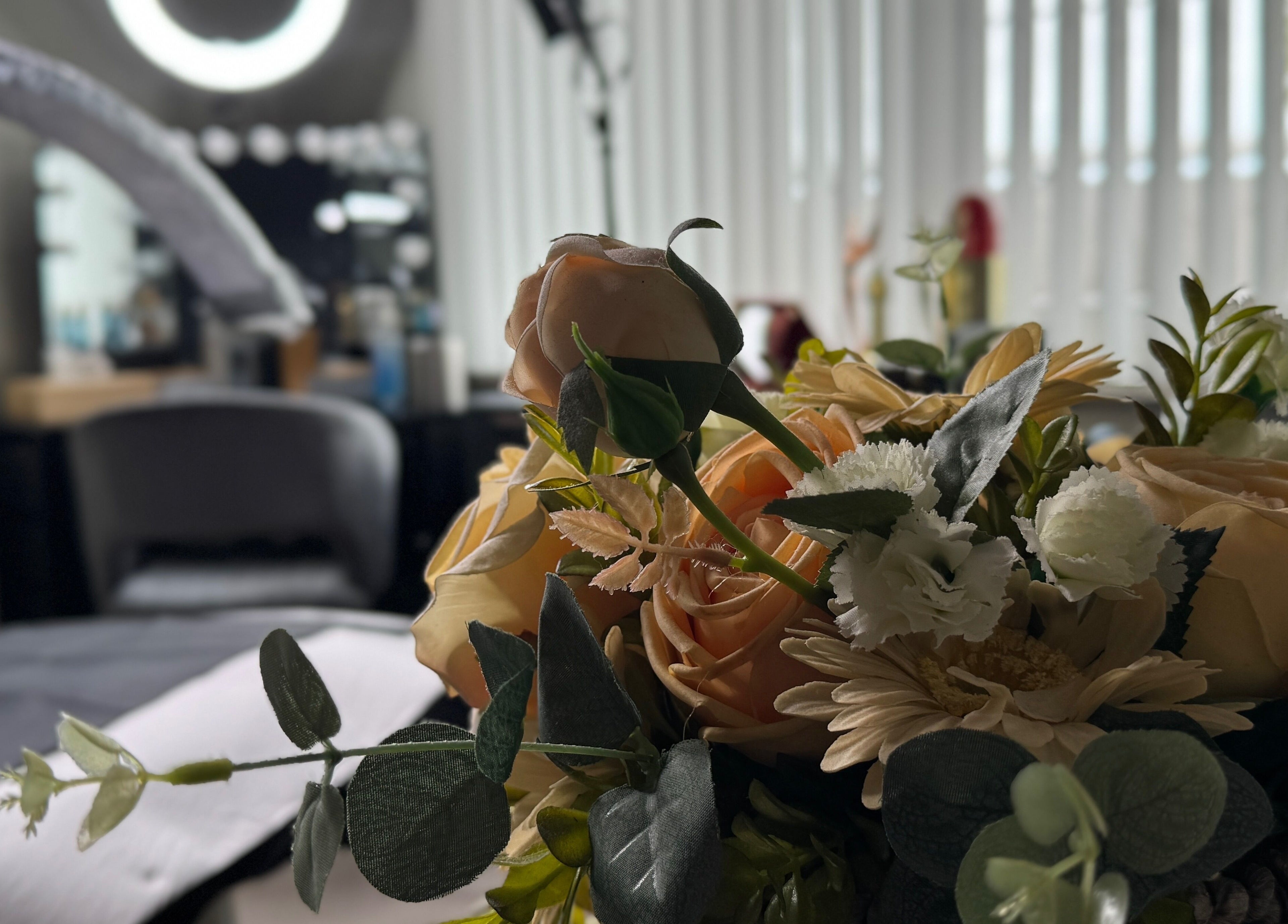 Verse bloemen in Beauty by Kristina, Gistel, Vlaams Gewest, BE met spiegel en stoel op achtergrond.