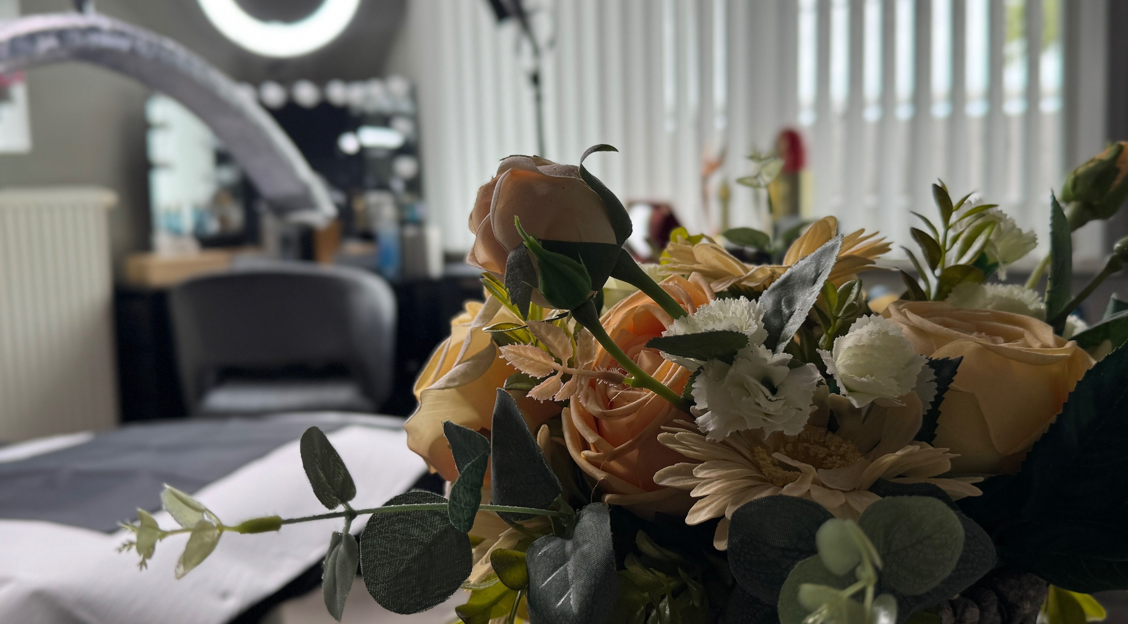 Verse bloemen in Beauty by Kristina, Gistel, Vlaams Gewest, BE met spiegel en stoel op achtergrond.