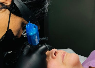 Gezichtstatoeage bij Beauty by Kristina in Gistel, Vlaams Gewest, BE. Een professional voert precisiewerk uit.