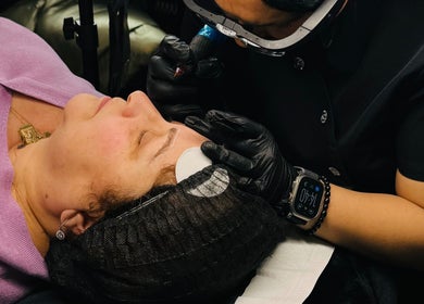 Vrouw krijgt wenkbrauwbehandeling bij Beauty by Kristina in Gistel, Vlaams Gewest, BE.