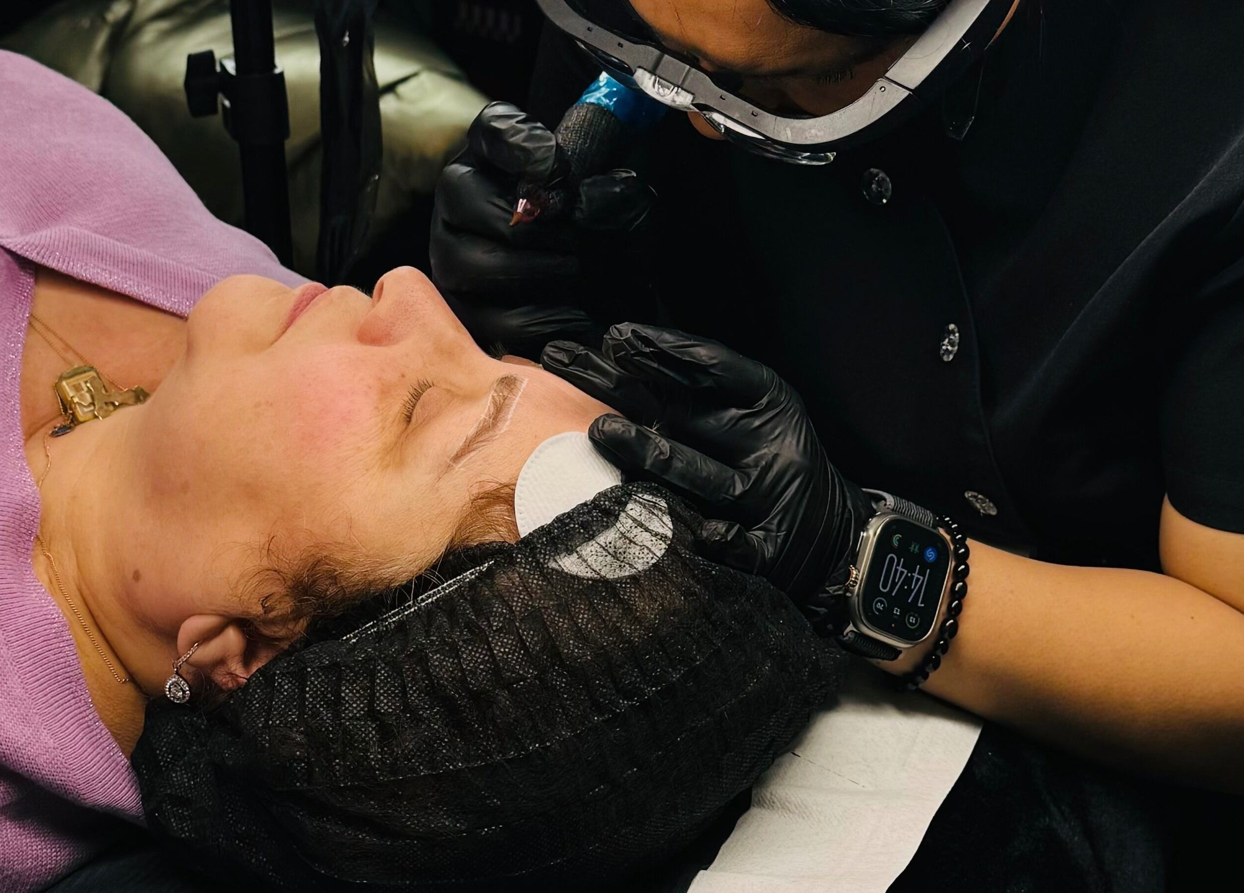 Vrouw krijgt wenkbrauwbehandeling bij Beauty by Kristina in Gistel, Vlaams Gewest, BE.