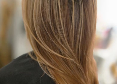 Elegant blonde hair styled at JAIYA BEAUTÉ 🌸 Heidi, Montréal, Québec, CA, showcasing expert hair design.