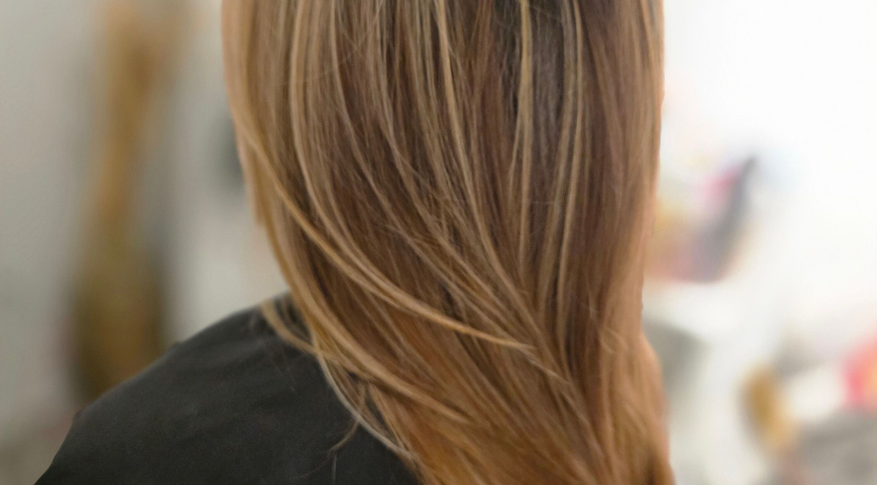 Elegant blonde hair styled at JAIYA BEAUTÉ 🌸 Heidi, Montréal, Québec, CA, showcasing expert hair design.