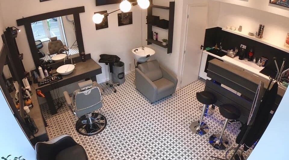 Modern szalon belső BarberBar-ban, Budapest, Magyar, HU, elegáns szolgáltatásokkal.