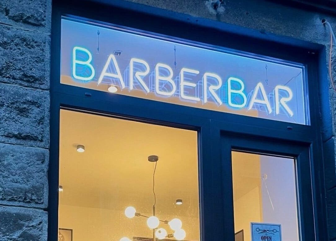 A BarberBar neon felirata látható az üzlet homlokzatán Budapest, Magyar, HU területén.