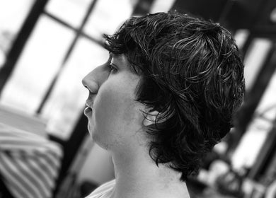 Corte de cabello en AB Barbershop, Lima, Provincia De Lima, PE, mostrando un perfil elegante.