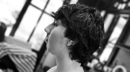 Corte de cabello en AB Barbershop, Lima, Provincia De Lima, PE, mostrando un perfil elegante.
