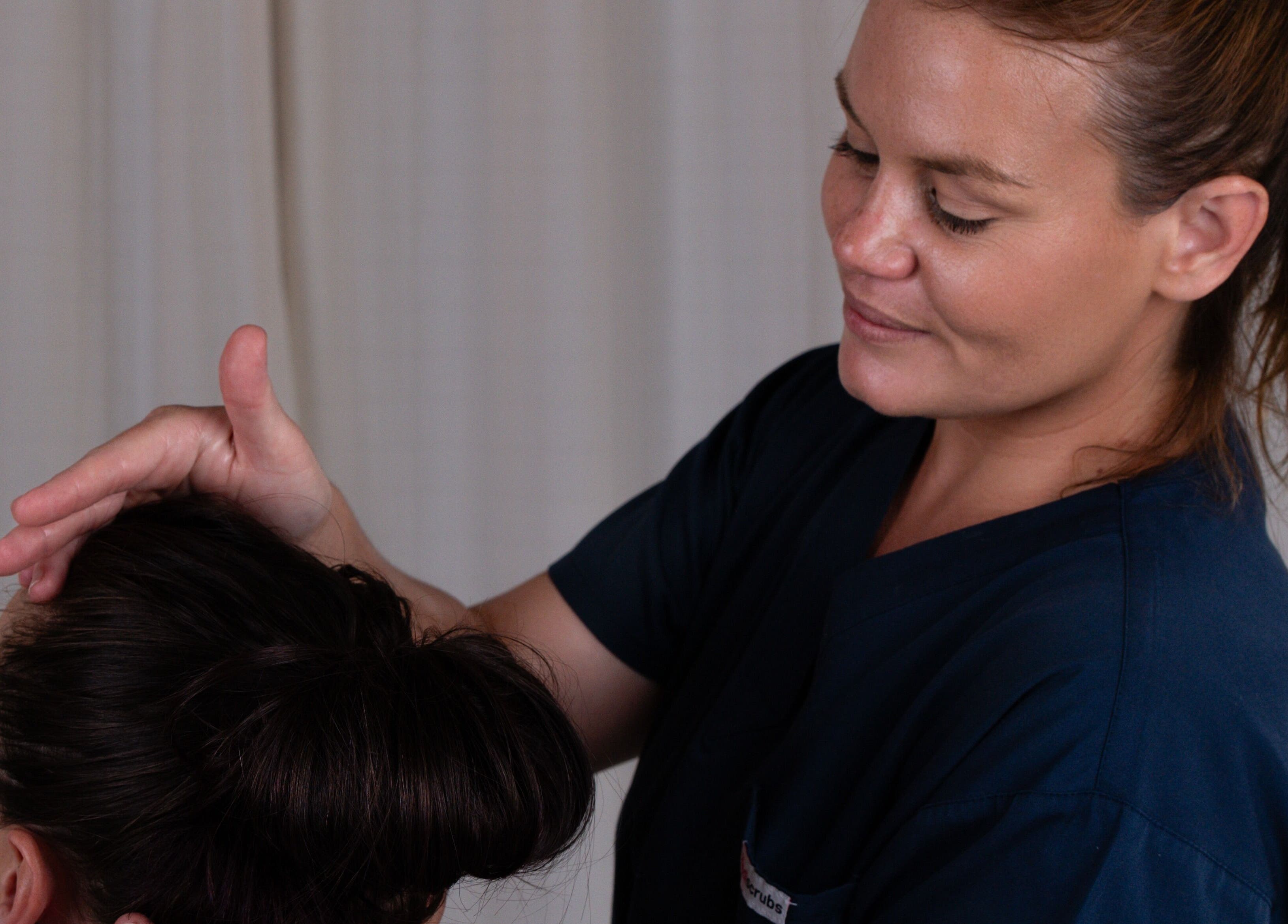 Therapist at Shërimi Massage Hoedspruit provides calming treatment in Hoedspruit, Limpopo, ZA.