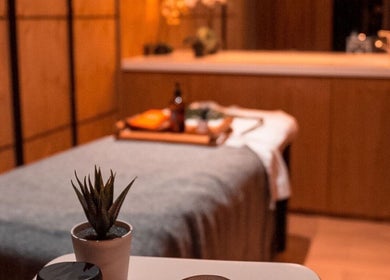 Tranquil massage room at Polished Spa, Sharjah, AE with cozy linen and ambient lighting.