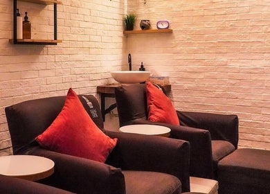 Relaxing seating area at Polished Spa, Sharjah, AE with plush chairs and soothing decor.