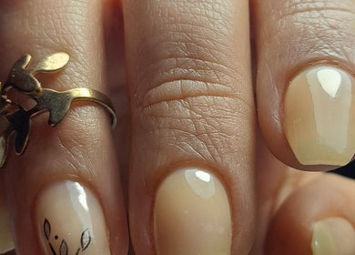 Manicura nude con diseño en Atelier Nails Temuco, Cautin, Araucanía, CL.