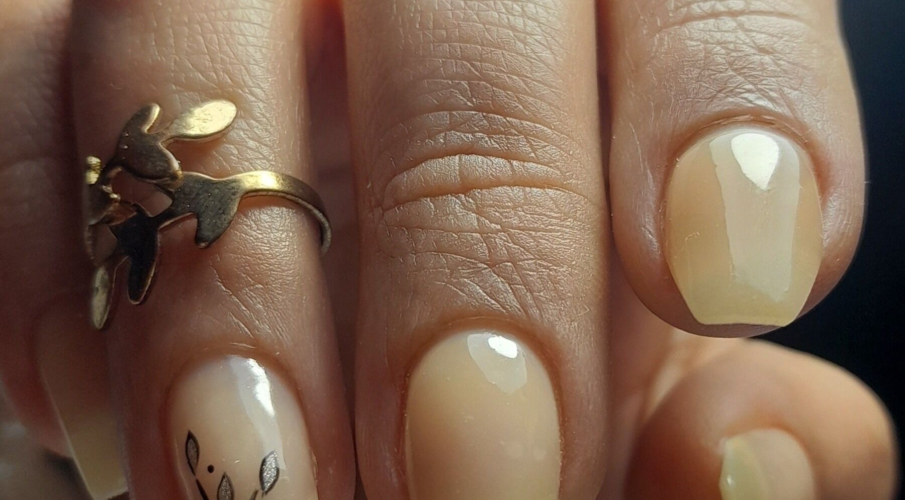 Manicura nude con diseño en Atelier Nails Temuco, Cautin, Araucanía, CL.