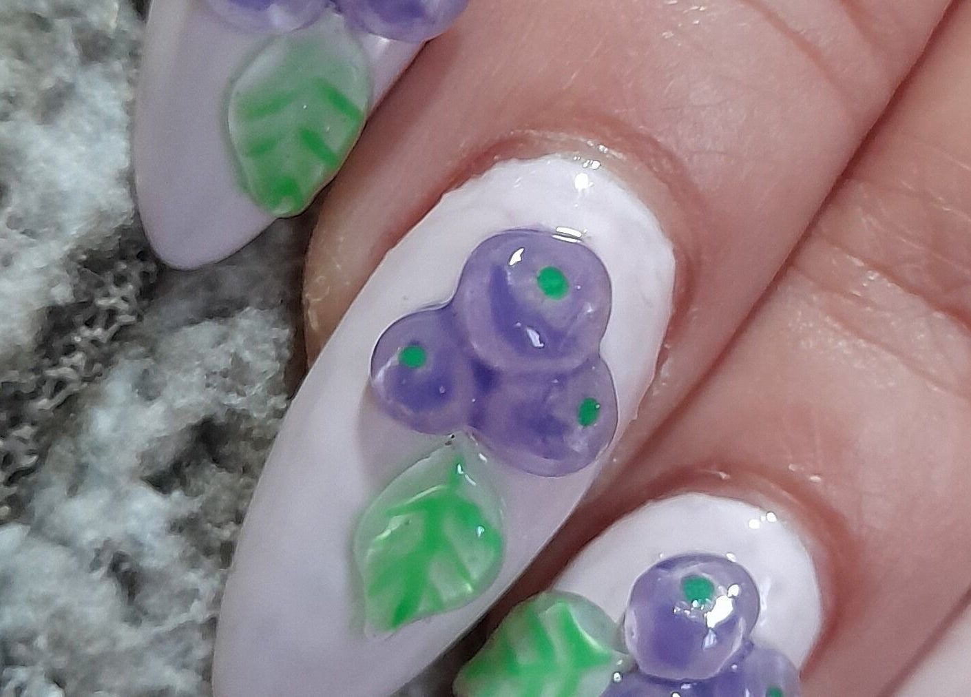 Decoración de uñas con flores violetas en Atelier Nails Temuco, Cautin, Araucanía, CL.