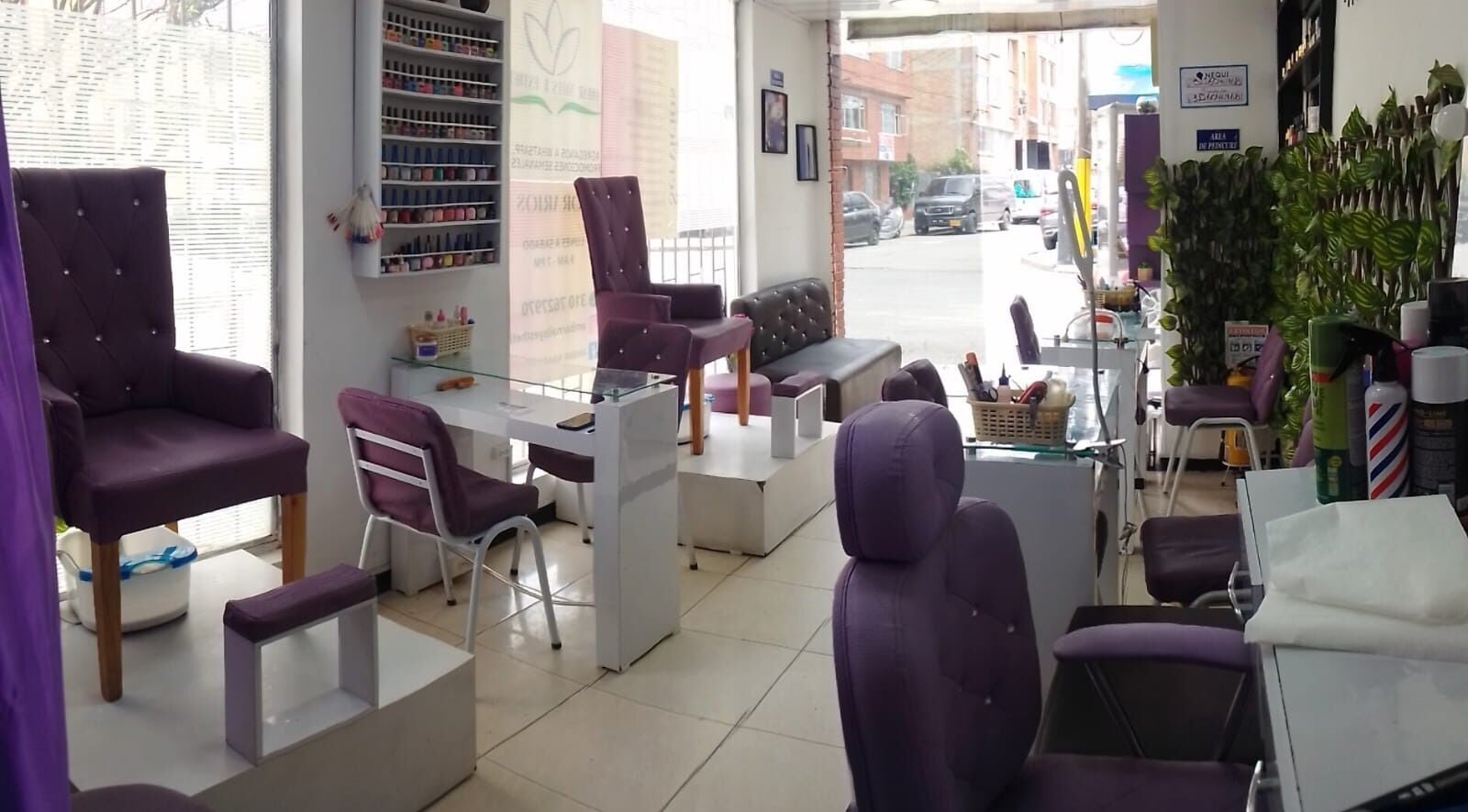 Interior de Ambar Nails y Esthetic en Bogotá, Bogotá, CO mostrando elegantes sillas de manicura y decoración.