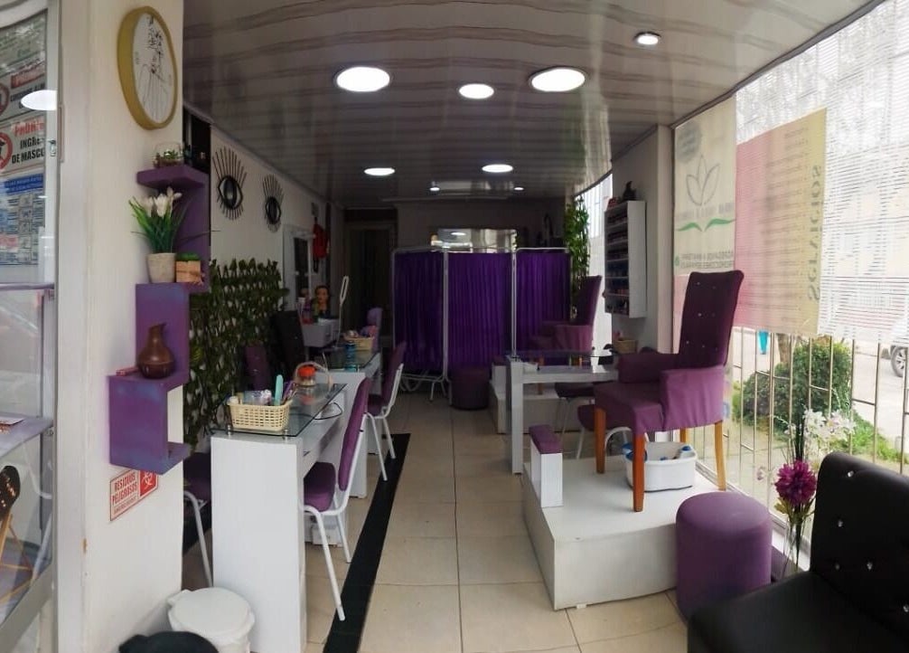 Interior acogedor de Ambar Nails y Esthetic en Bogotá, Bogotá, CO con decoración púrpura elegante.