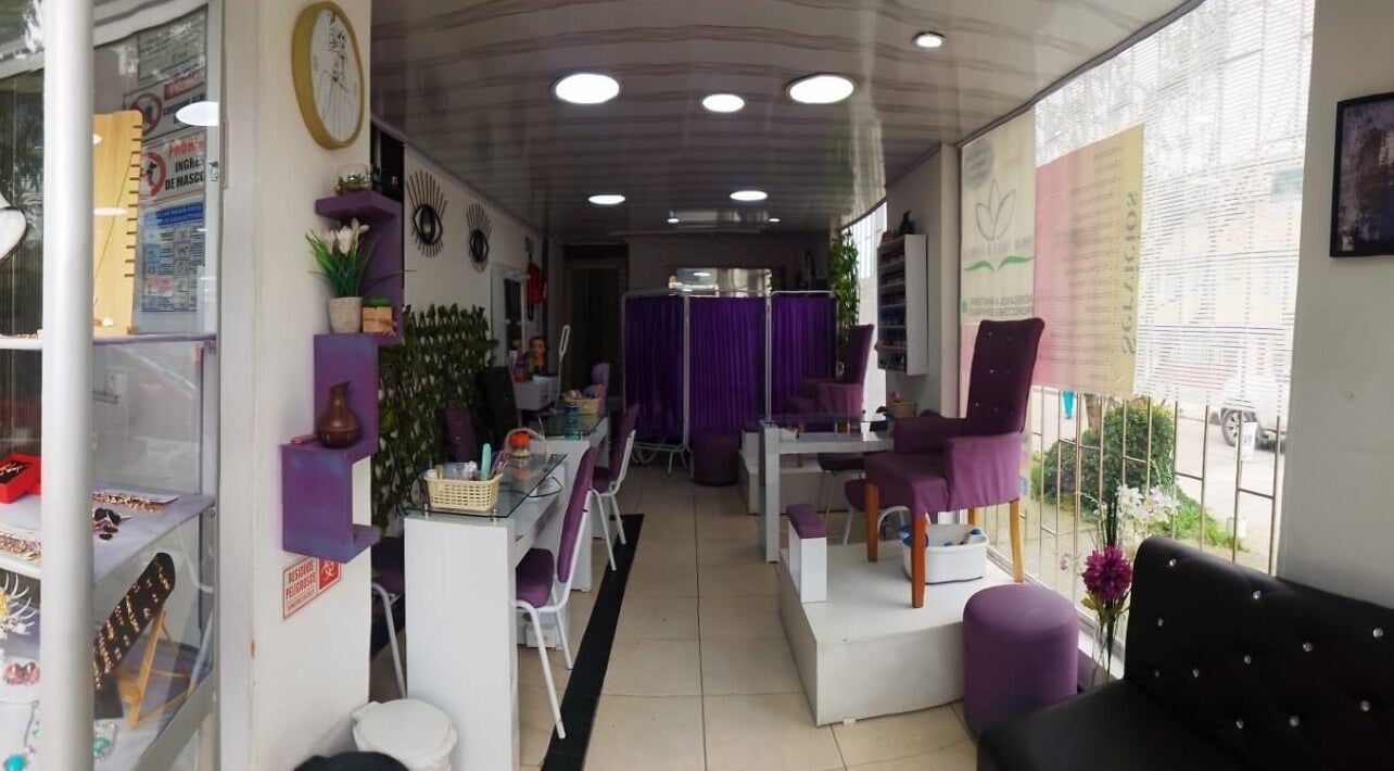Interior acogedor de Ambar Nails y Esthetic en Bogotá, Bogotá, CO con decoración púrpura elegante.