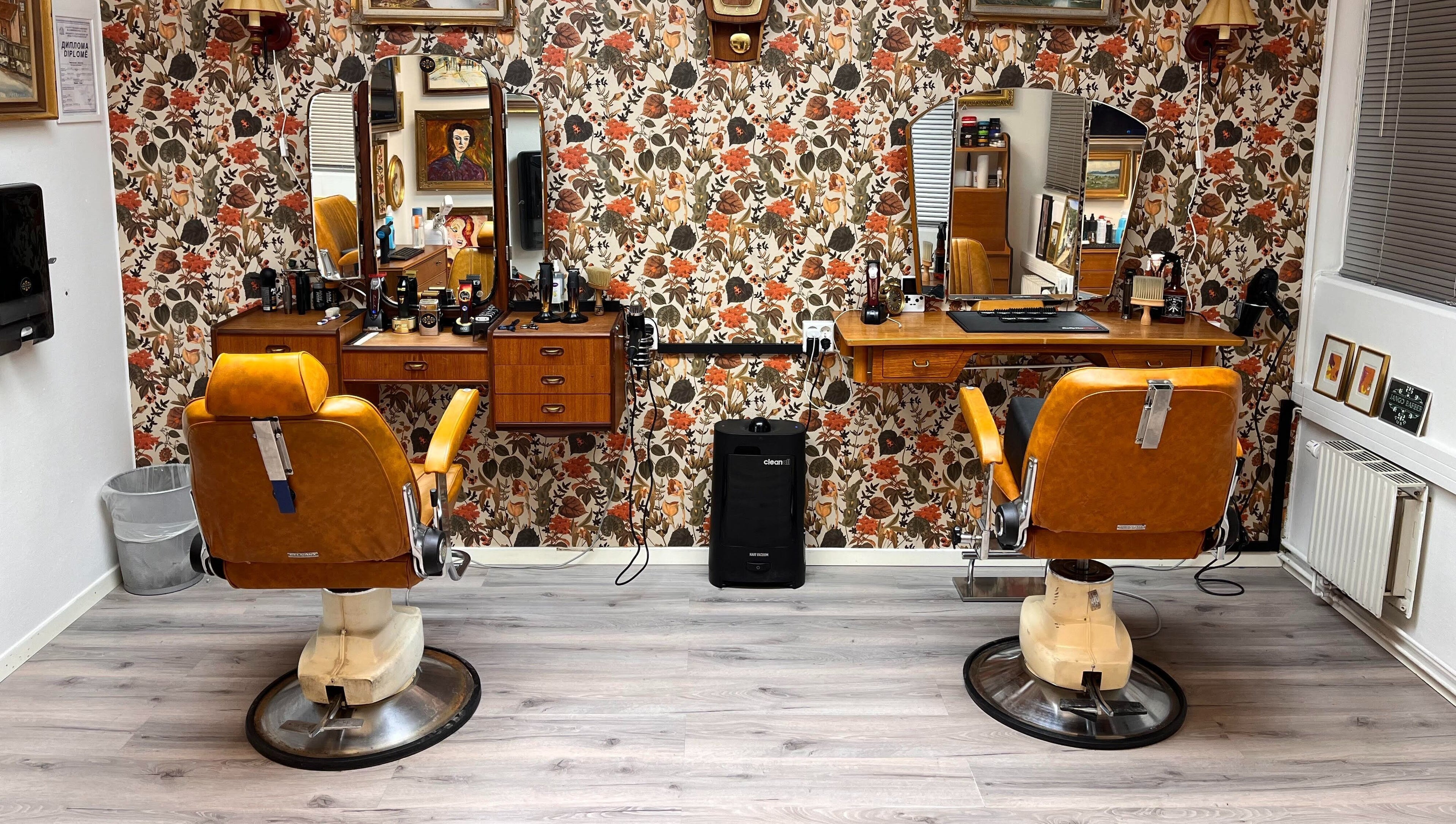 Vintage interiør av JangoBarber, Oslo, Oslo, NO. Retro barberstoler mot blomstret tapet.