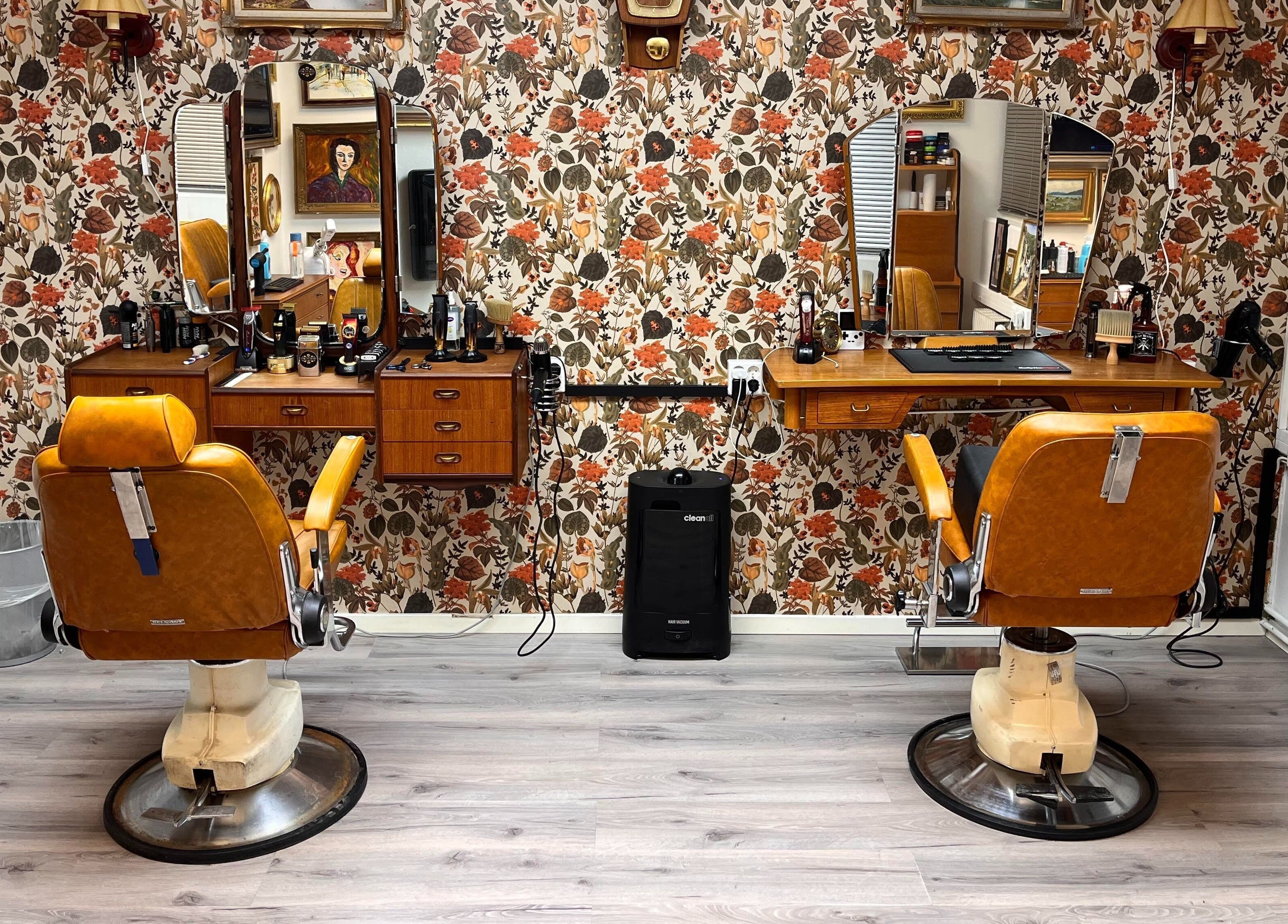 Vintage interiør av JangoBarber, Oslo, Oslo, NO. Retro barberstoler mot blomstret tapet.