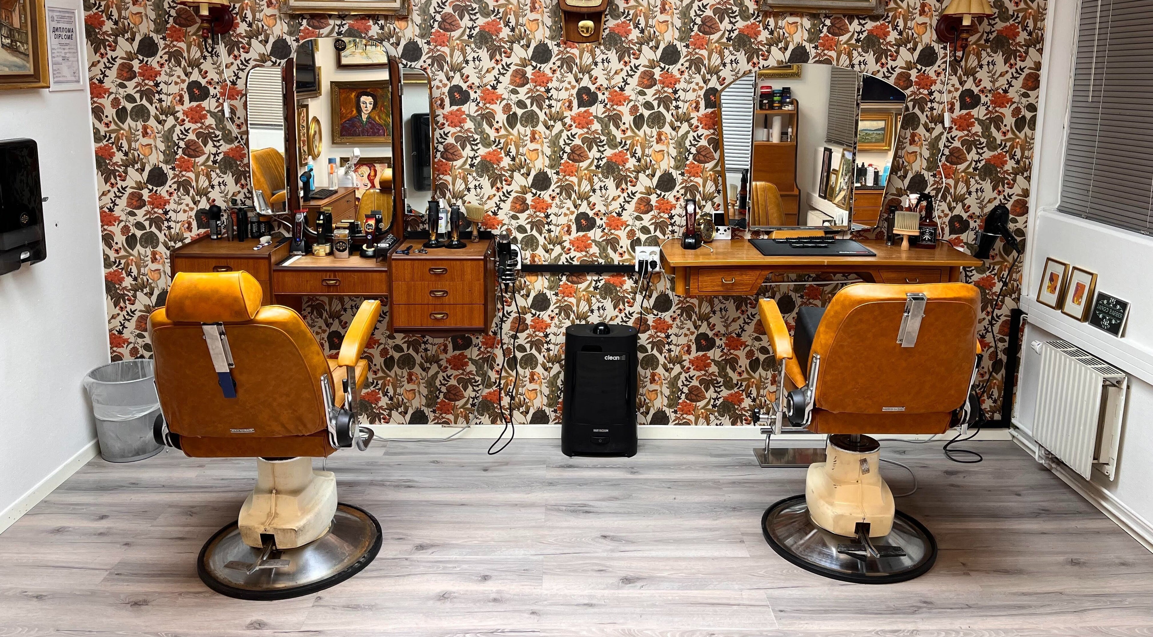 Vintage interiør av JangoBarber, Oslo, Oslo, NO. Retro barberstoler mot blomstret tapet.