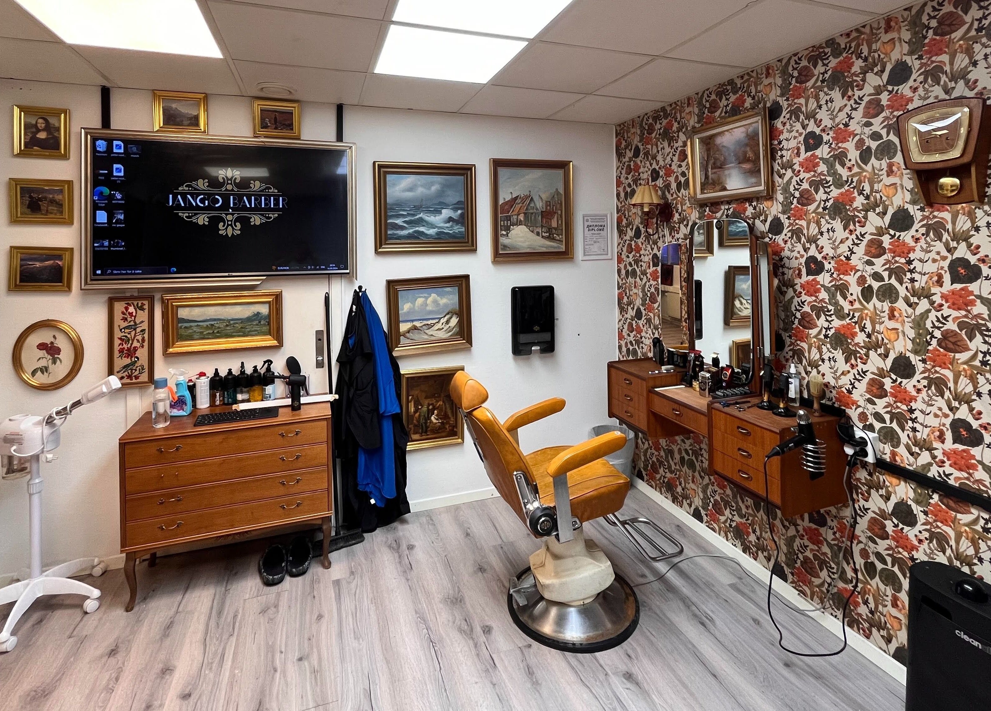 Vintage interiør hos JangoBarber i Oslo, Oslo, NO med retro tapet og klassisk frisørstol.