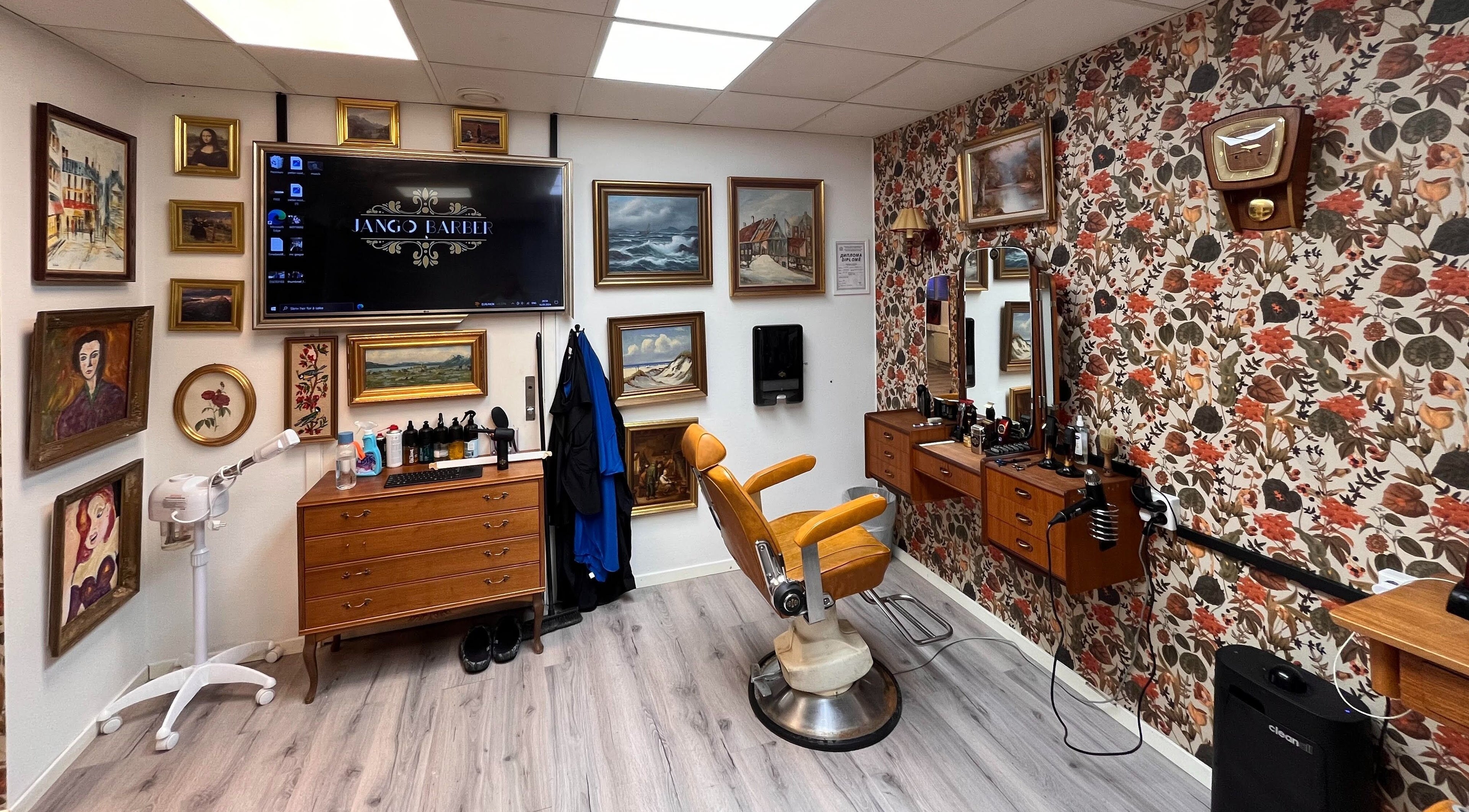 Vintage interiør hos JangoBarber i Oslo, Oslo, NO med retro tapet og klassisk frisørstol.