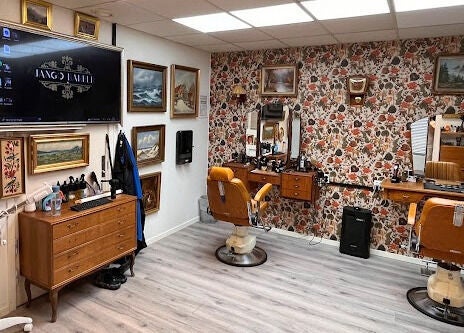 Retro barbershop interiør på JangoBarber i Oslo, Oslo, NO med vintage dekor og moderne frisørstol.