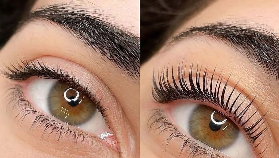 Close-up of lash lift at KAYA Beauty Lounge, Montréal, Québec, CA, showcasing enhanced eyelashes.