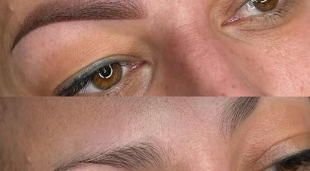 Eyebrow transformation at KAYA Beauty Lounge, Montréal, Québec, CA, showcasing detailed before and after results.