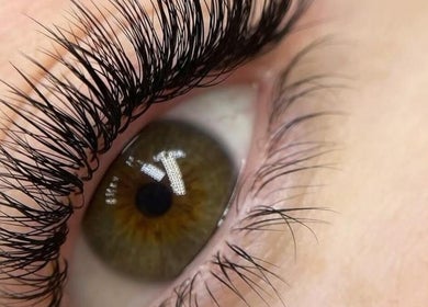 Close-up of enhanced lashes at KAYA Beauty Lounge in Montréal, Québec, CA. Perfect for a stunning look.