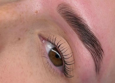 Flawlessly shaped eyebrow at Emma W Beauty, Muse Studio in Bristol, England, GB. Highlighting expert brow artistry.