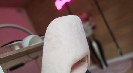 Roze fluwelen stoel bij Beauty Nails & Beauty Feets, Ede, Gelderland, NL, voor ontspanning en comfort.