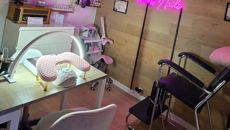 Nagelstudio-interieur bij Beauty Nails & Beauty Feets in Ede, Gelderland, NL met neonverlichting en moderne meubels.