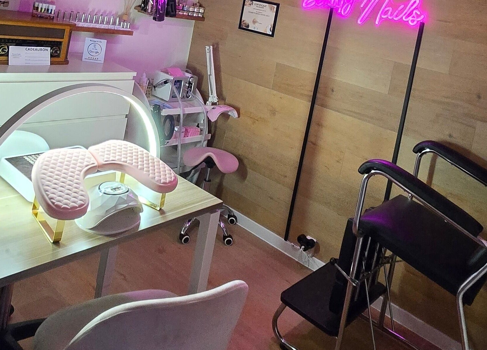 Nagelstudio-interieur bij Beauty Nails & Beauty Feets in Ede, Gelderland, NL met neonverlichting en moderne meubels.