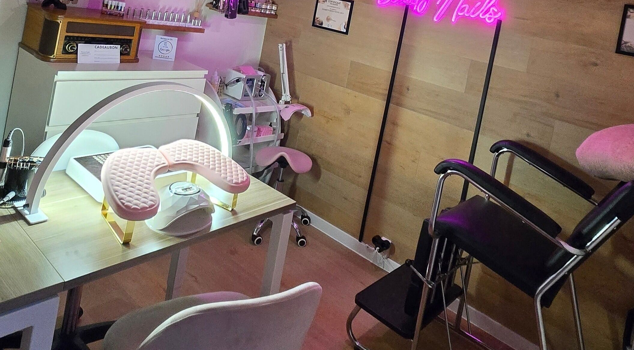Nagelstudio-interieur bij Beauty Nails & Beauty Feets in Ede, Gelderland, NL met neonverlichting en moderne meubels.