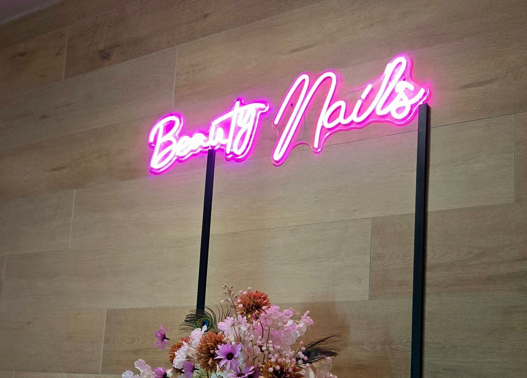 Roze neonbord met 'Beauty Nails' bij Beauty Nails & Beauty Feets in Ede, Gelderland, NL.