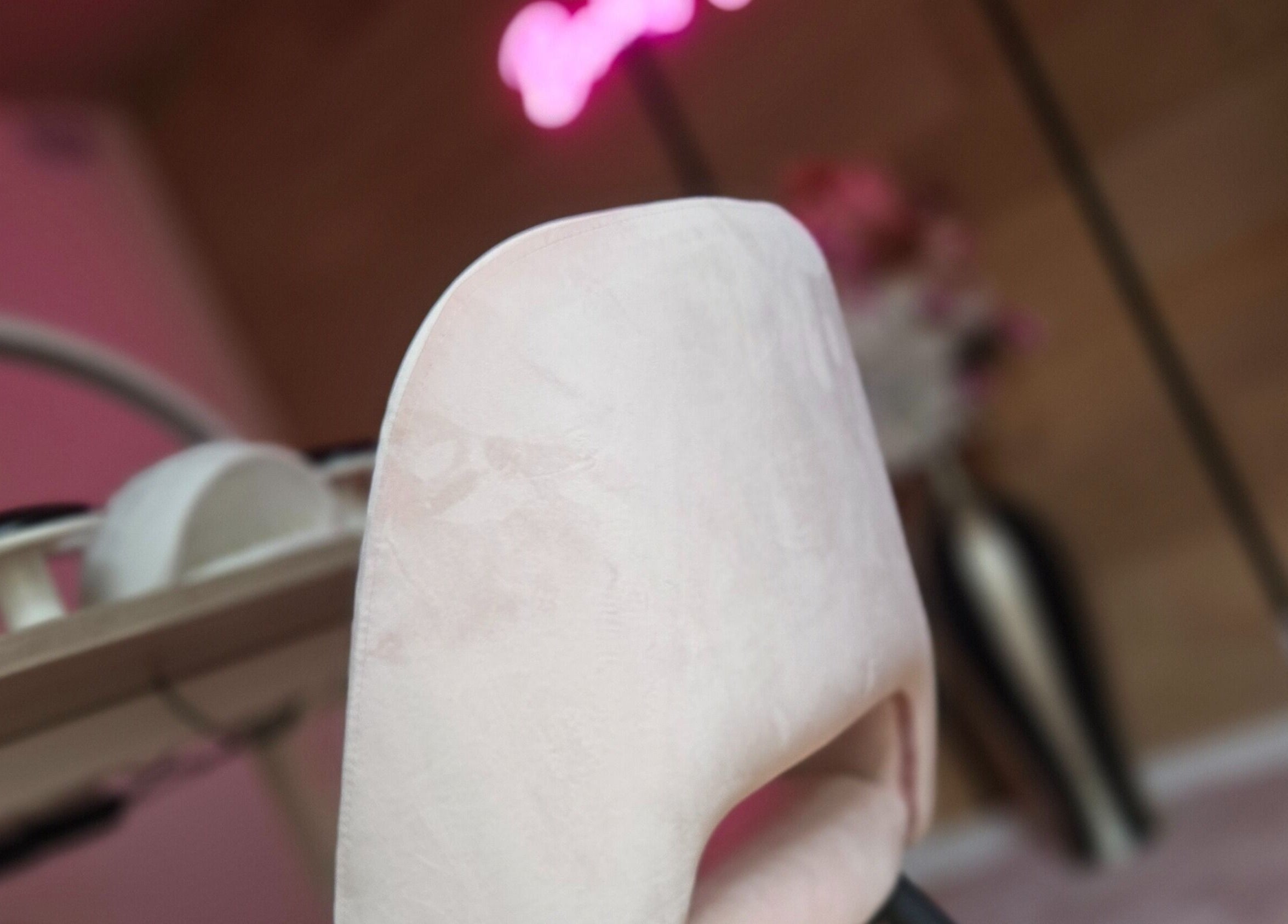 Zachte stoel bij Beauty Nails & Beauty Feets in Ede, Gelderland, NL met roze interieur en bloemendecor.