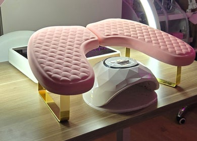 Roze massagekussen en nageldroger bij Beauty Nails & Beauty Feets, Ede, Gelderland, NL.