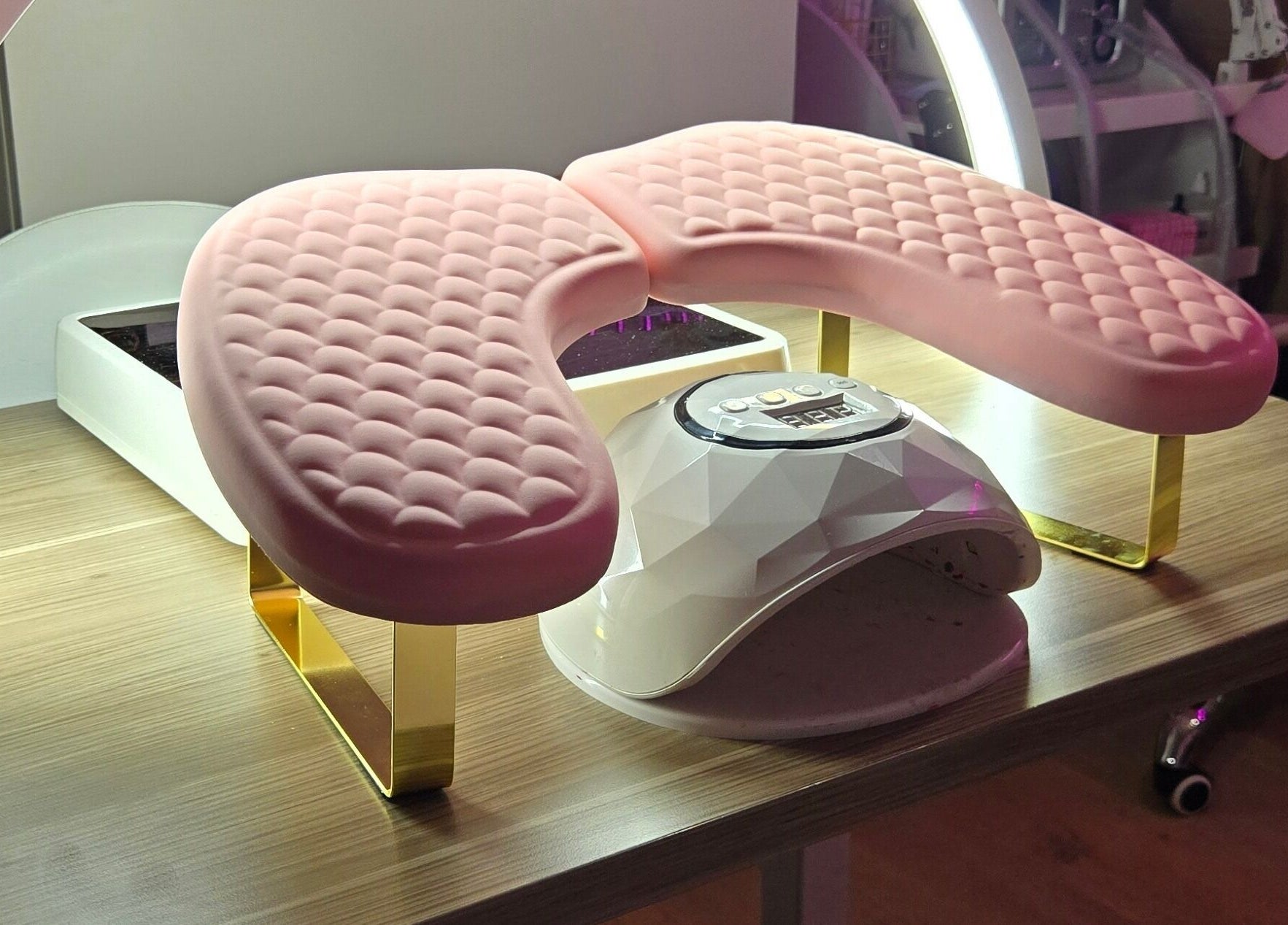 Roze massagekussen en nageldroger bij Beauty Nails & Beauty Feets, Ede, Gelderland, NL.