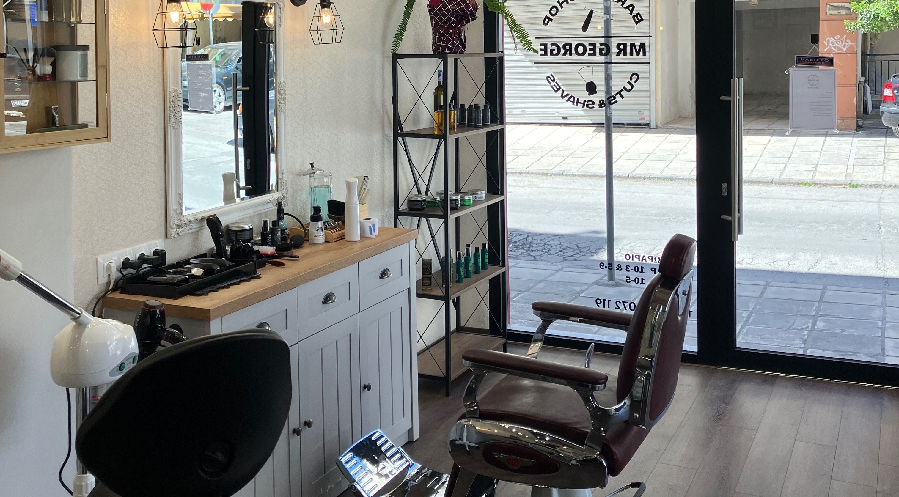 Κομψό εσωτερικό κουρείου στο MR GEORGE, Σταυρούπολη, Θεσσαλονίκη, GR με μοντέρνα διακόσμηση και εργαλεία.