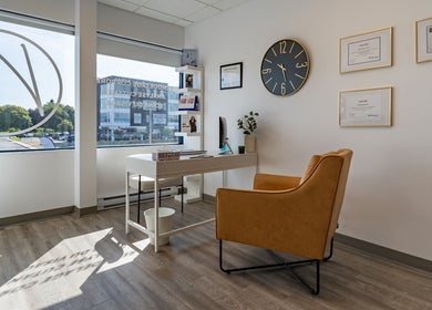 Bureau moderne chez Neolea Clinique Médico Esthétique à Saint-jean-sur-richelieu, Québec, CA, avec chaise confortable.
