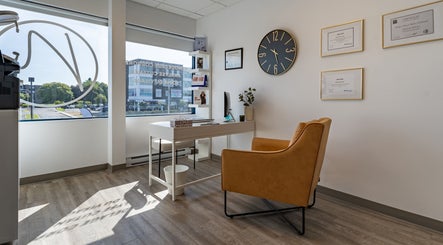 Bureau moderne chez Neolea Clinique Médico Esthétique à Saint-jean-sur-richelieu, Québec, CA, avec chaise confortable.