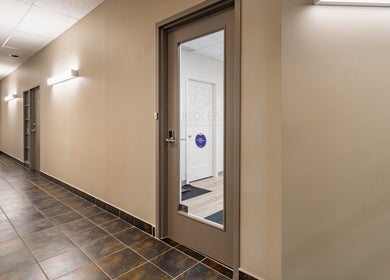 Entrée de Neolea Clinique Médico Esthétique, Saint-jean-sur-richelieu, Québec, CA, portes vitrées modernes.
