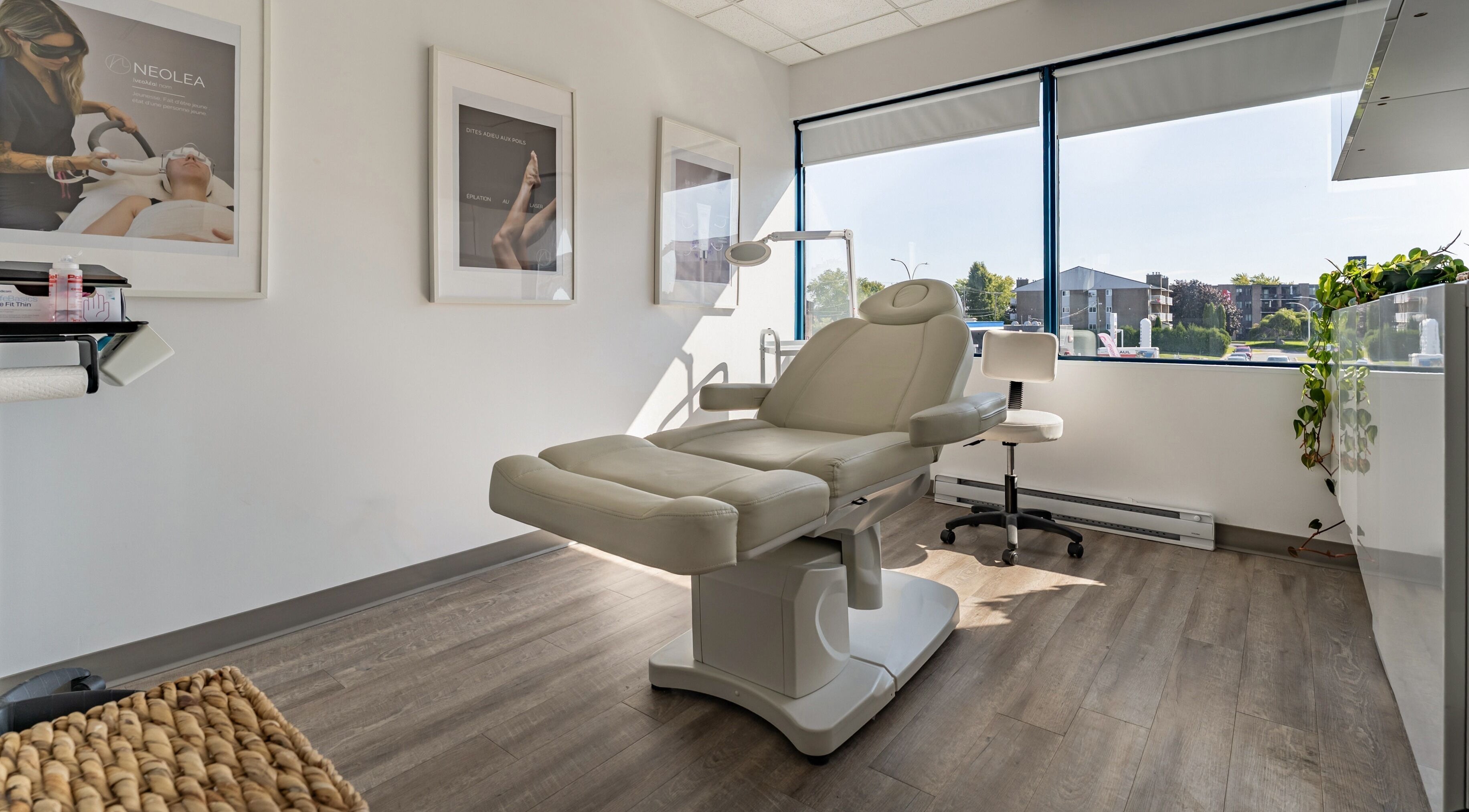 Salle de traitement moderne à Neolea Clinique Médico Esthétique, Saint-jean-sur-richelieu, Québec, CA.