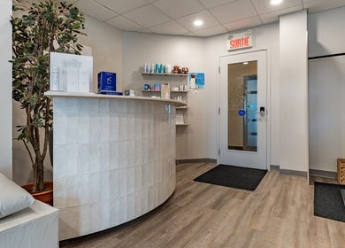 Réception de Neolea Clinique Médico Esthétique à Saint-jean-sur-richelieu, Québec, CA, intérieur moderne.