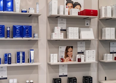 Produits de beauté exposés à Neolea Clinique Médico Esthétique, Saint-jean-sur-richelieu, Québec, CA.